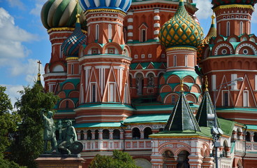 Fototapeta na wymiar The famous moscow st basil cathedral, colorful ancient masterpiece, main touristic attraction, the famous monument , sculpture to heroes 