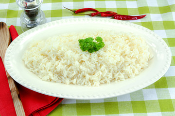 plat de riz blanc cuit sur une table