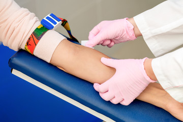 Obraz premium Nurse hands are disinfecting arm skin before giving injection vaccine in medical center.