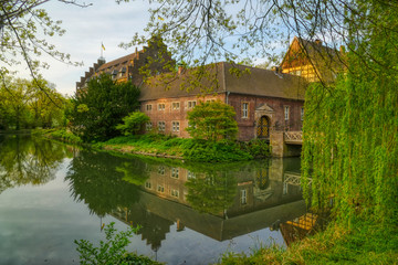 Fototapeta na wymiar Wasserschloss in einem Park in Gladbeck