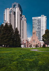 Obraz premium San Patrick Church seen from Yerba Buena Gardens