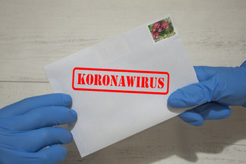 Przesyłki pocztowe mogą rozprzestrzeniać Koronawirusa a rękawice ochronne mogą temu zapobiec lub przynajmniej zminimalizować ryzyko zakażenia. - obrazy, fototapety, plakaty