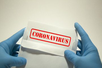 Przesyłki pocztowe mogą rozprzestrzeniać Koronawirusa a rękawice ochronne mogą temu zapobiec lub przynajmniej zminimalizować ryzyko zakażenia. - obrazy, fototapety, plakaty