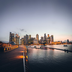 Spektakuläres Abendlicht über der Skyline von Singapur in der blauen Stunde