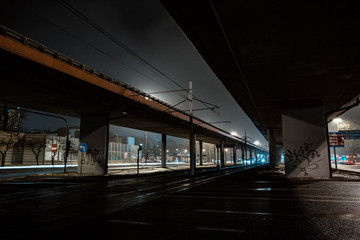 Wiadukt oraz tory w nocy. © insomniafoto