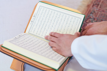Obraz premium arabian muslim man reading Quran at home