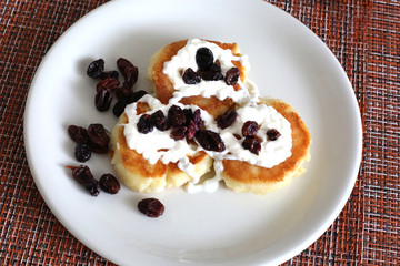 Cottage cheese pancakes with berries. Russian breakfast.