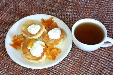 Cottage cheese pancakes with berries. Russian breakfast.