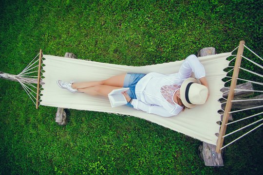 hamak, dziewczyna, kapelusz, relaks, czyta, książka, mazury, 