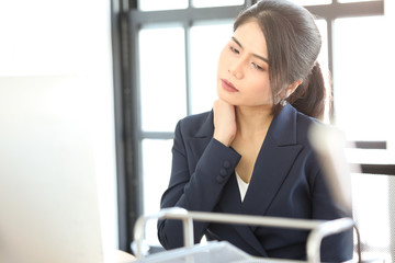 Obraz premium Office Syndrome young businesswoman working on computer