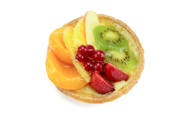 tartelette aux fruits sur un fond blanc