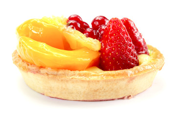 tartelette aux fruits sur un fond blanc