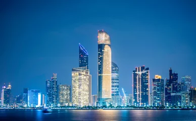 Deurstickers Abu Dhabi nachtzicht op de prachtige stad Abu Dhabi, genomen tijdens het blauwe uur uitzicht vanaf de binnenwateren van de jachthaven VAE
