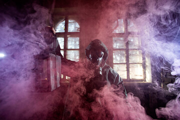 Obraz premium Dramatic portrait of a woman wearing a gas mask in a ruined building.