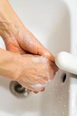 手を洗う女性の手