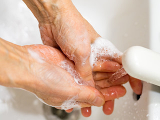 Fototapeta premium 手を洗う女性の手
