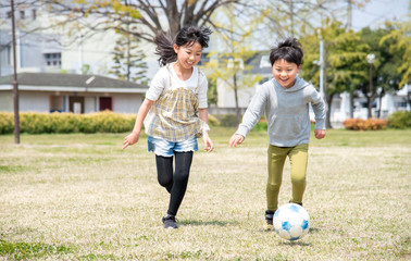 公園でサッカーをする子供 © tatsushi