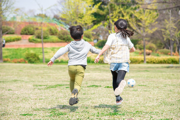 公園でサッカーをする子供 © tatsushi