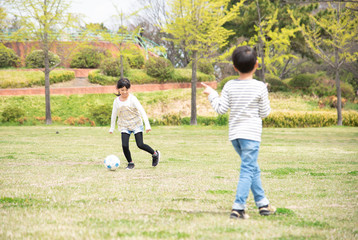 Fototapeta premium 公園でサッカーをする子供