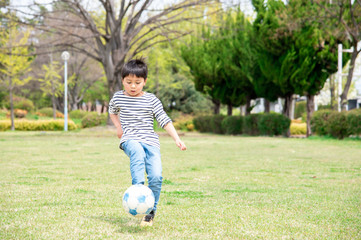 Obraz premium サッカーボールを蹴る男の子