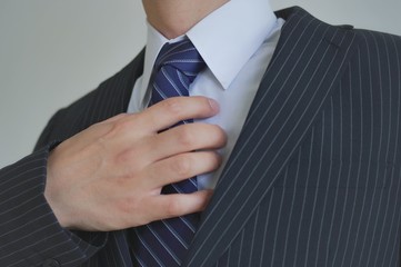 ネクタイを締める男性
