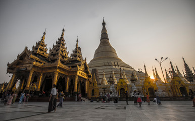 Yangon, Myanmar »; March 2018: Tourists visiting the Shwedagon pagoda temple at sunset