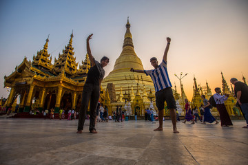 Yangon, Myanmar »; March 2018: A couple visiting the illuminated pagoda Shwedagon Temple