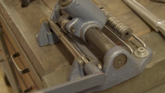 goldsmith sizes a golden ring using size machine