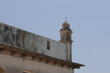 Fototapeta na wymiar Golconda fort ruins contrasting with Hyderabad City
