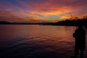 coucher de soleil et le pêcheur