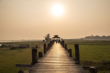 Obraz premium Pyin oo lwin, Myanmar '; Spring 2018: Sunset at U Bein Bridge in Myanmar