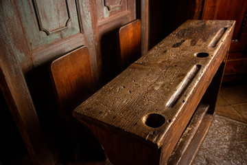 vecchio banco  di scuola in legno degli anni 50 in Italia, 