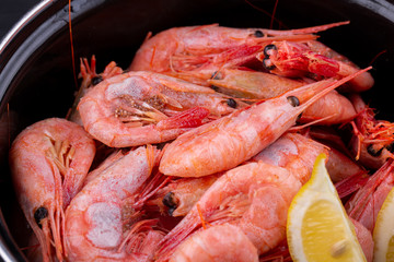 Boiled shrimp, served with lemon and cream sauce