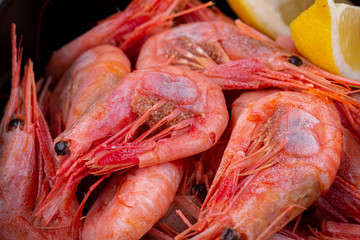 Boiled shrimp, served with lemon and cream sauce