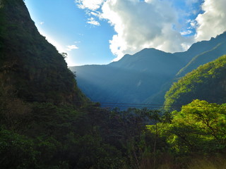 Monta&ntilde;a y sol