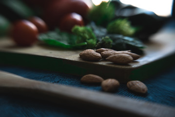 almendras acompañadas con algunas verduras y frutas