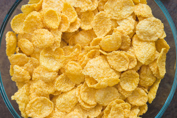 Pile in a bowl of corn flakes close up