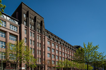 Repräsentative Industriearchitektur: das denkmalgeschützte ehemaligen Knorr-Bremsenwerk in Berlin-Rummelsburg, Fassade zur Hirschberger Strasse