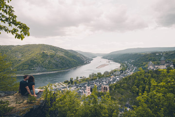 Ein Pärchen schaut auf die hügelige Landschaft des Rheintals © Ivan
