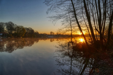 See in der Duisburger Seenplatte bei Sonnenaufgang