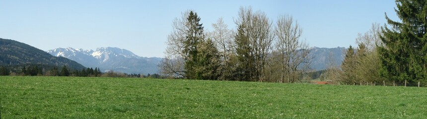 Panorama bei Bad Tölz mit der Benediktenwand