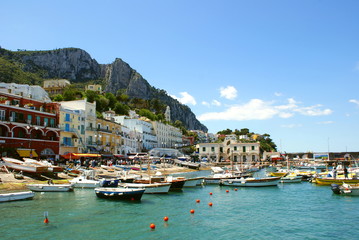 Fototapeta na wymiar Wyspa Capri port łodzie Włoch 