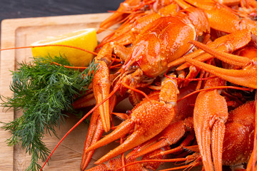  Boiled crayfish, served to beer with lemon and greens