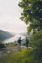 Zwei Männer schauen auf die hügelige Landschaft des Rheintals