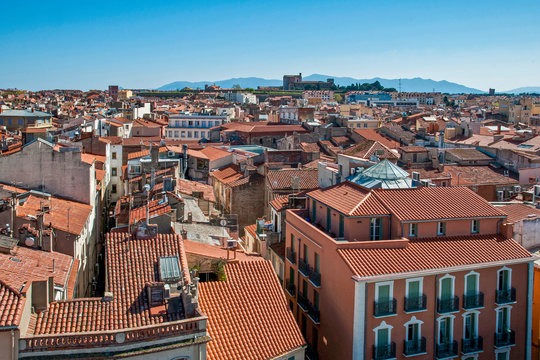 Vue des toits sur le palais des rois de Majorque &agrave; Perpignan