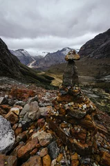 Photo sur Plexiglas Alpamayo empilement de pierres au premier plan avec les restes d& 39 une avalanche en arrière-plan sur le trekking de la quebrada santa cruz de peru, près du camp de base d& 39 alpamayo