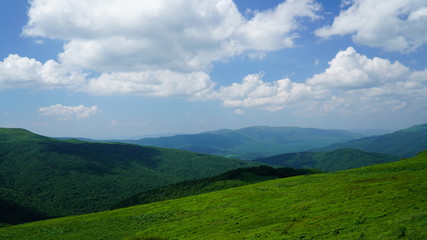 Fototapeta na wymiar Bieszczady. Krajobraz zielonych gór na tle nieba