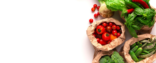 Légumes biologiques dans des emballages écologiques sur blanc