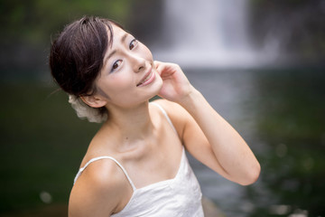 Naklejka premium 渓流と女性