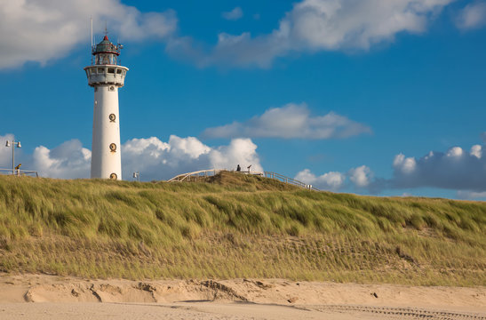D&uuml;nenlandschaft mit Leuchtturm in Egmond aan Zee